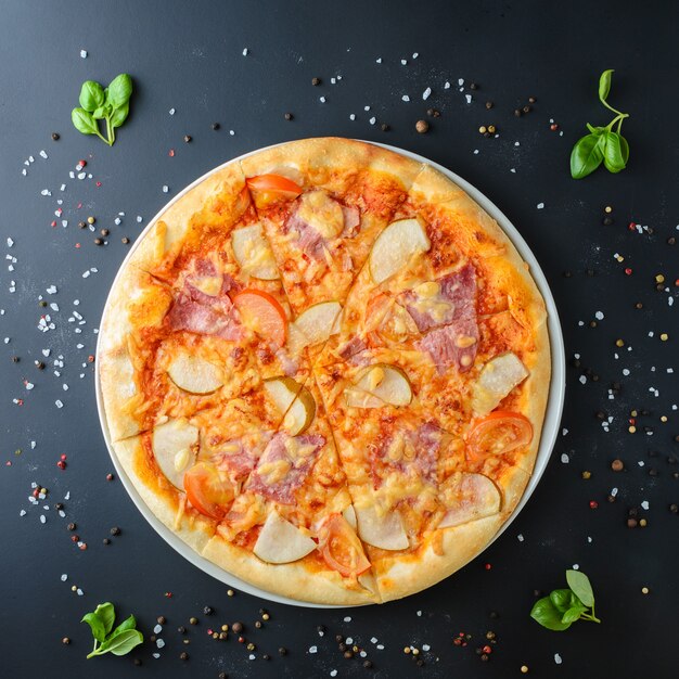 Итальянская пицца на темном фоне, вид сверху