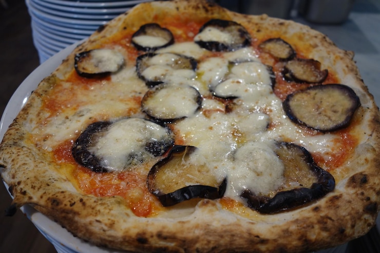 Photo イタリアのピザマルゲリタエッグベランスライス