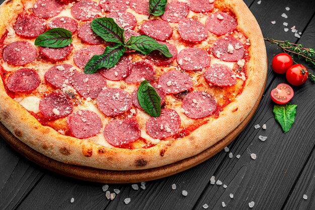 Итальянская пицца пепперони с салями