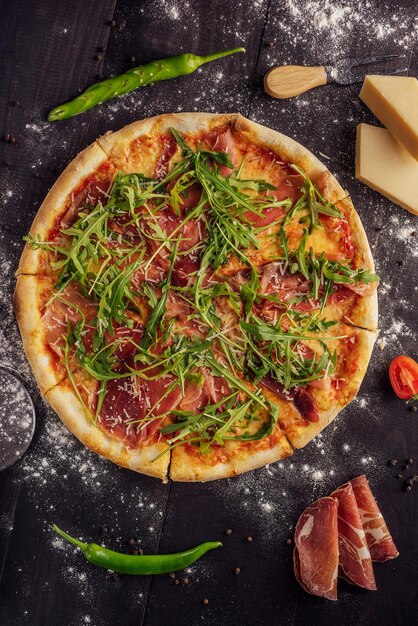 イタリアのピザ プロシュート ディ パルマ トップ ビュー