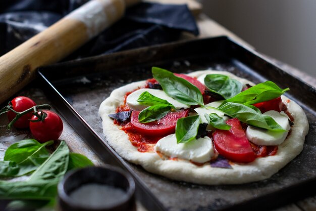 사진 피자 마가리타 신선한 피자 굽기 전에 이탈리아 피자 생 피자