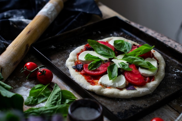 ピザを焼く前のイタリアンピザ生ピザマルゲリータフレッシュピザ