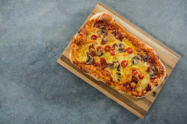 まな板で出されるイタリアのピザ
