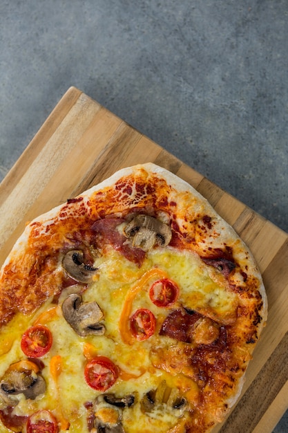 ピザトレイで提供されるイタリアのピザ