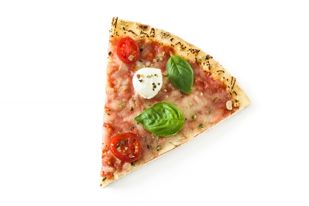 Ломтик итальянской пиццы с помидорами, сыром и базиликом, изолированный на белом