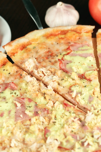 Foto pizza italiana con prosciutto e pollo