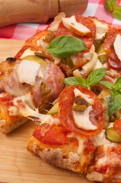 Photo italian pizza with pepperoni bacon chicken and mushrooms