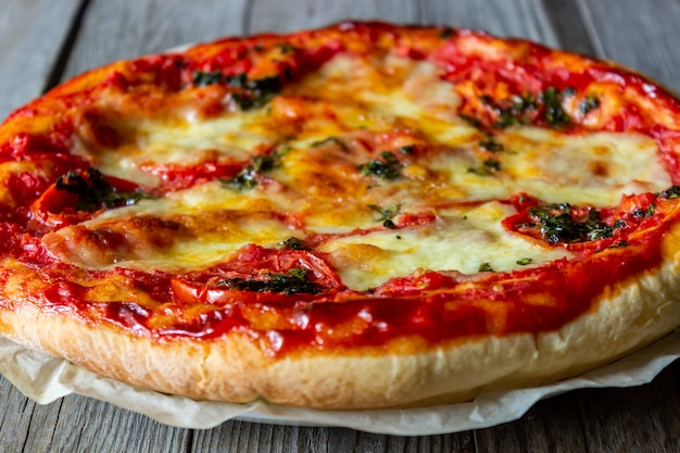 Pizza italiana con pomodori e mozzarella. cucina italiana. margherita.