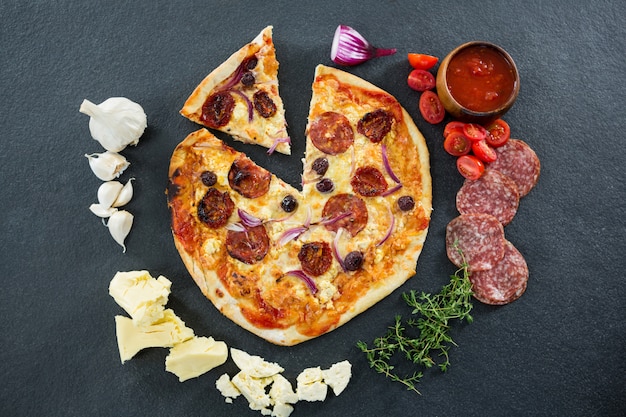 Итальянская пицца с различными ингредиентами и салями