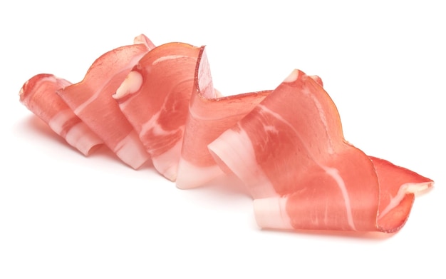 Итальянский prosciutto crudo или jamon сырая ветчина изолирована на белом фоне