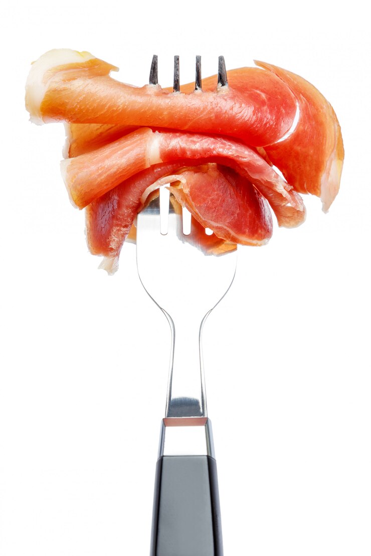 Photo italian prosciutto crudo or spanish ham on fork