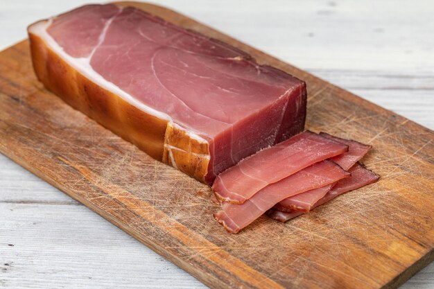 Prosciutto italiano su un bianco