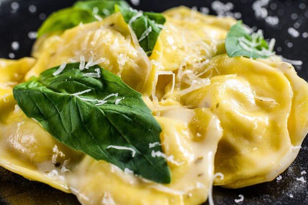 Ravioli italiani con formaggio e basilico