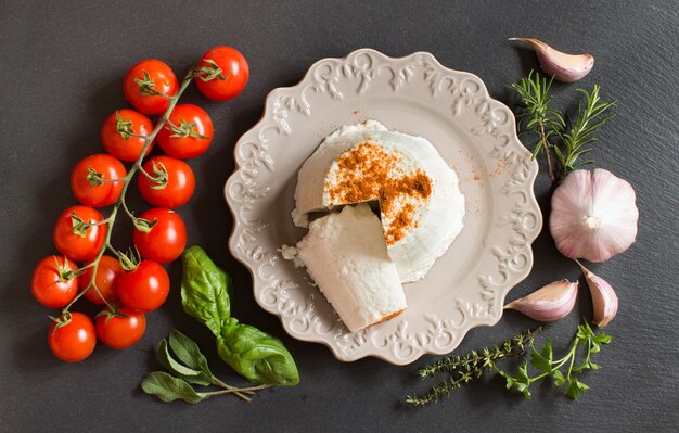 Итальянский сыр рикотта, овощи и зелень вид сверху