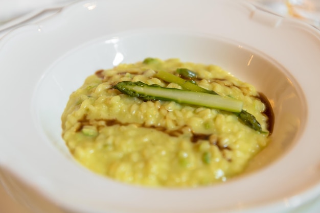 Foto risotto italiano allo zafferano con asparagi