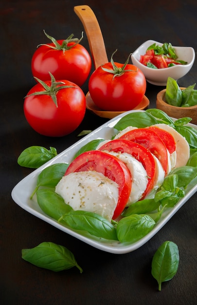 カプレーゼと呼ばれるイタリアンサラダの前菜、バッファローモッツァレラチーズ、トマト、バジルとオリーブオイル
