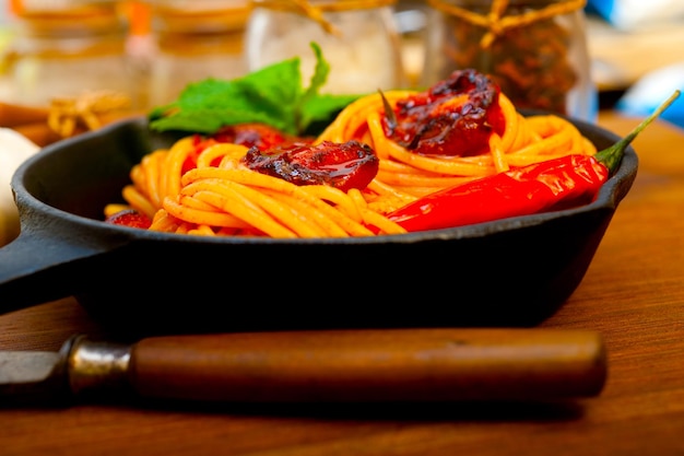 Foto spaghetti italiani e pomodoro con foglie di menta