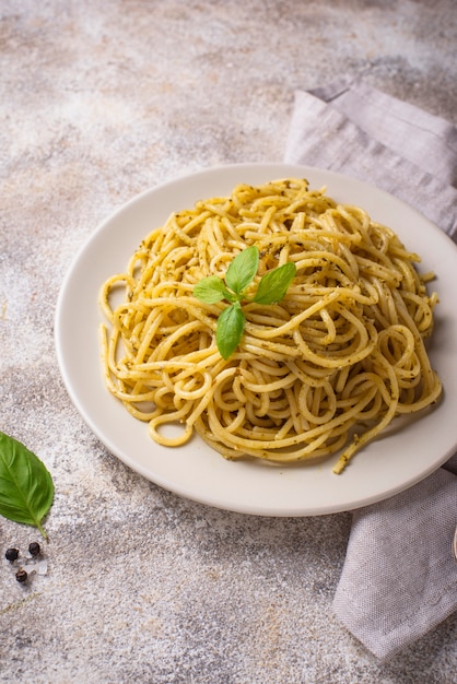 Pasta italiana con spaghetti al pesto