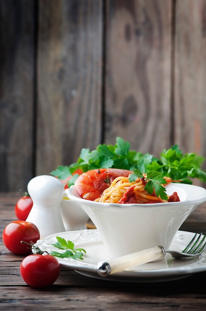 Spaghetti italiani con gamberi e prezzemolo