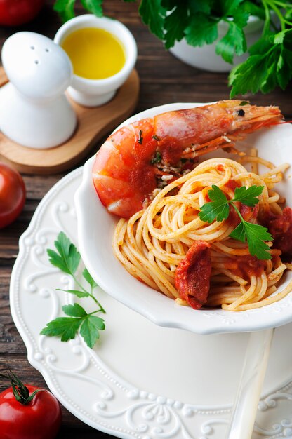 Italian spaghetti with prawns and parsley