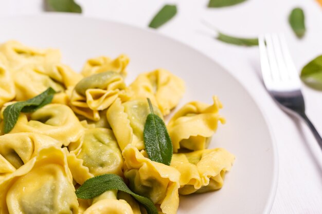 Foto ravioli italiani ripieni di ricotta e spinaci, primo piano di un pasto fresco servito in piatto