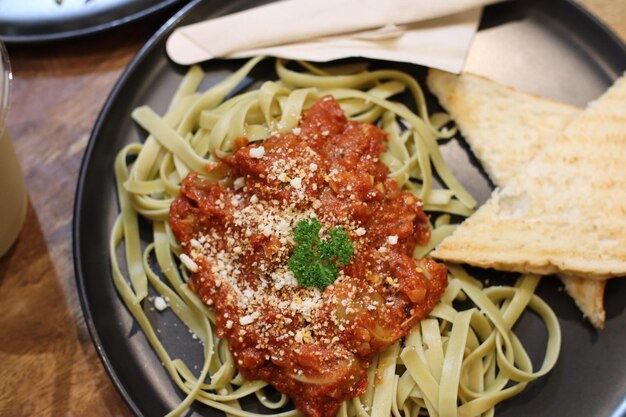 Foto pasta italiana al pomodoro e all'aglio