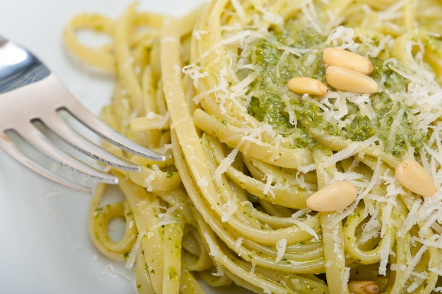 Ingredienti per la pasta al pesto di basilico tradizionale italiana