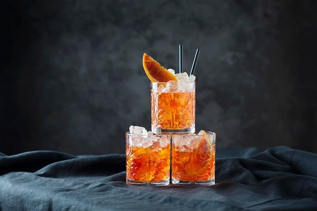 주황색 선택 초점 이미지가 있는 이탈리아 전통 칵테일 Aperol Spritz