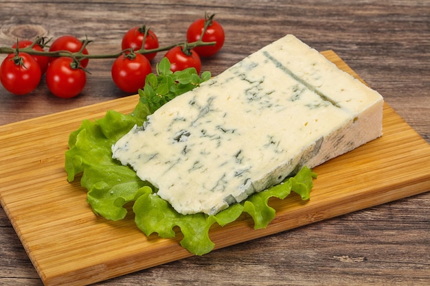 Традиционный итальянский мягкий сыр gorgonzola