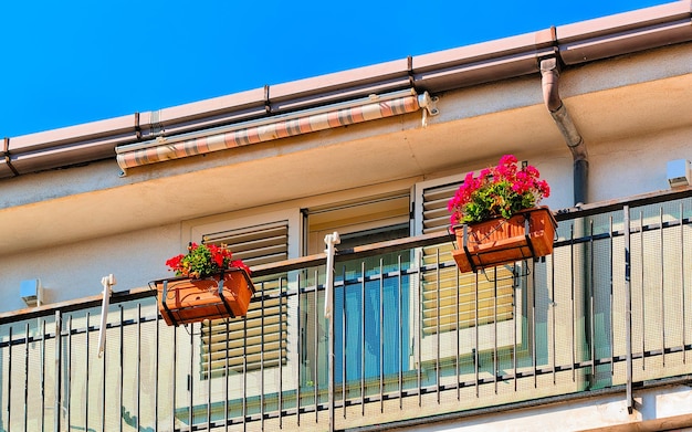 Итальянский винтажный балкон для декоративного дизайна. детали архитектуры дома и дома с растениями и цветочными горшками на побережье амальфи в италии. внешний вид фасада городского жилого дома.