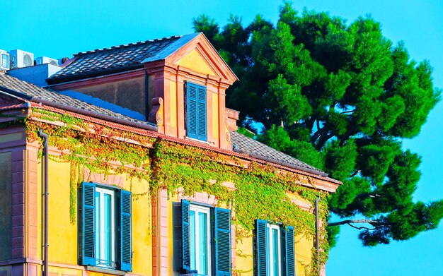 이탈리아 남부의 나폴리 근처 소렌토에 있는 이탈리아 빈티지 하우스 및 주택 주거 건축 세부 정보. 도시 아파트 평면 및 건물 외관입니다.