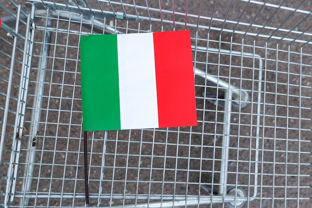 Italië coronavirus paniek bij het kopen van voedsel, angst voor coronavirus. coronavirus in italië verspreidt zich. italiaanse vlag in lege supermarkt trolley. virusepidemie, nieuw coronavirus in europa eu