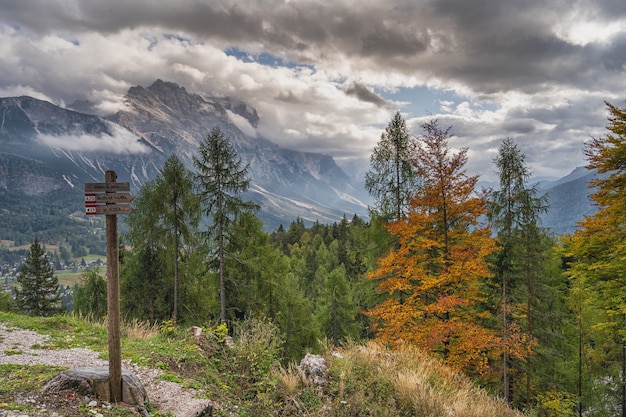 Italië. Dolomietenbergen en Groot de Herfstlandschap.