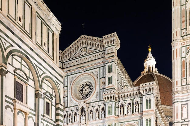 Italië Florence bij nacht De verlichte architectuur van de buitenkant van de kathedraal