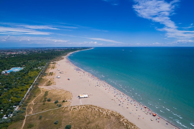 Italië, het strand van de Adriatische zee. Rust op de zee in de buurt van Venetië. Luchtfoto FPV drone fotografie.