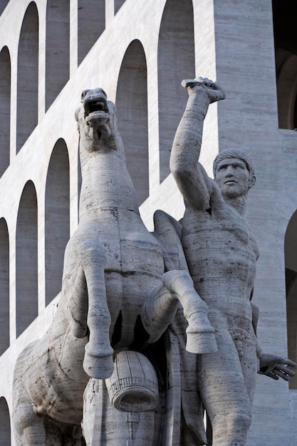 Foto italië lazio rome eur het paardenmarmeren standbeeld voor de square colosseum civilization