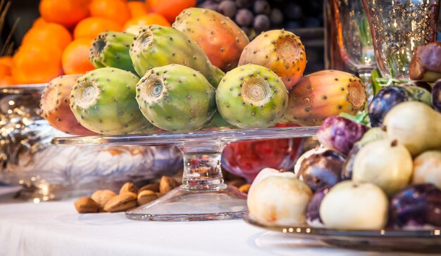 Italië. Luxe tafelarrangement met seizoensfruit en traditionele Siciliaanse zoetigheden.