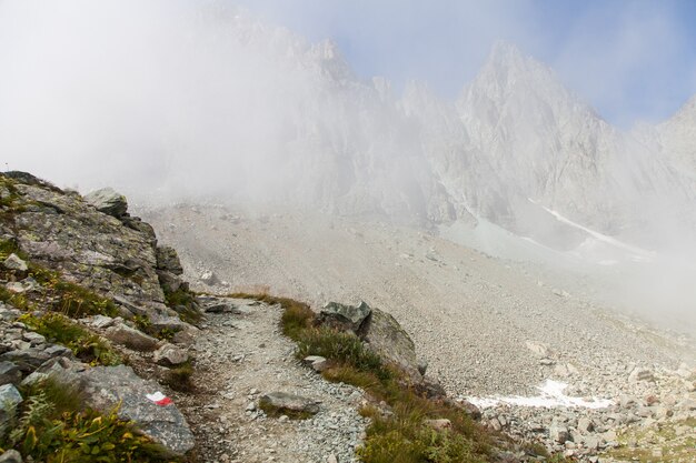 Italië, Monviso-berg. Een pad teken dicht bij de top van een van de meest schilderachtige bergen van de Alpen.