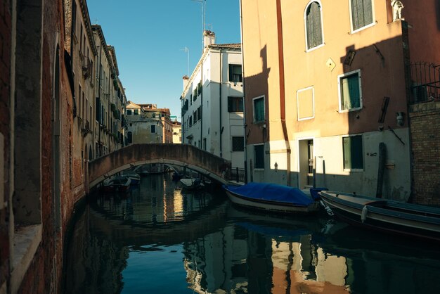 Italië nov 2021 Het stadsbeeld en de architectuur van Venetië Stedelijke kanaal en boten erop