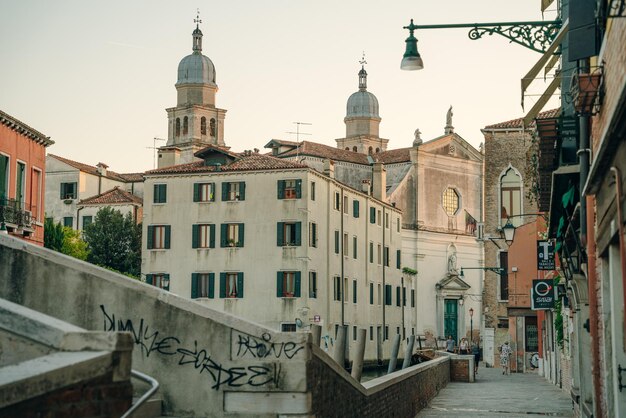 Italië nov 2021 Het stadsbeeld en de architectuur van Venetië Stedelijke kanaal en boten erop