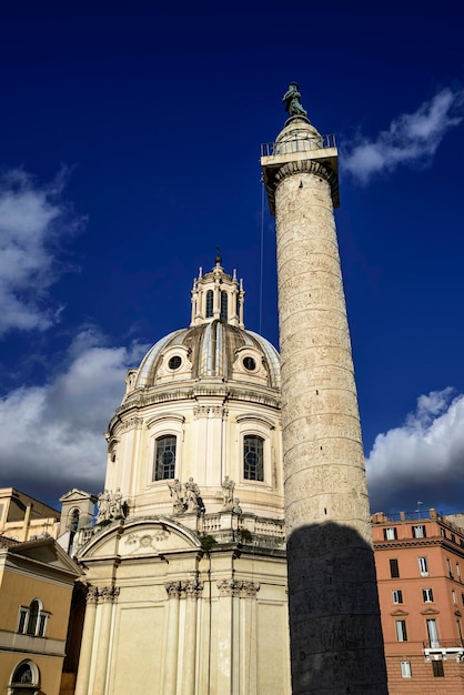 Italië, Rome, Forum Romanum, zicht op de Trajanuskolom en de Santa Maria di Loreto-kerk