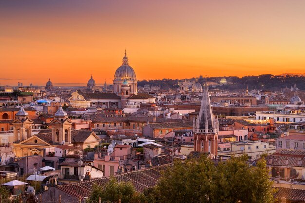 Italië Rome skyline met historische gebouwen in de schemering