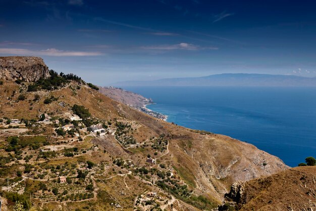 Italië Sicilië Castelmola uitzicht op de Siciliaanse oostelijke rotskust en de Ionische zee