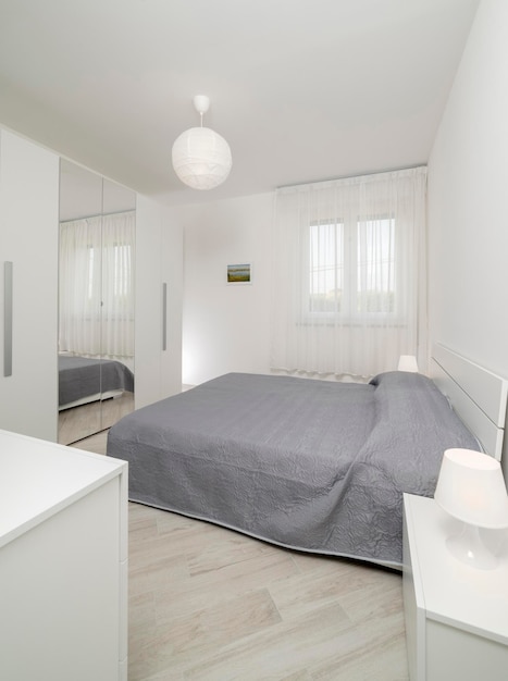 Italië, Sicilië, Donnalucata (provincie Ragusa); 26 april 2019, elegant privé appartement, slaapkamer - REDACTIONEEL