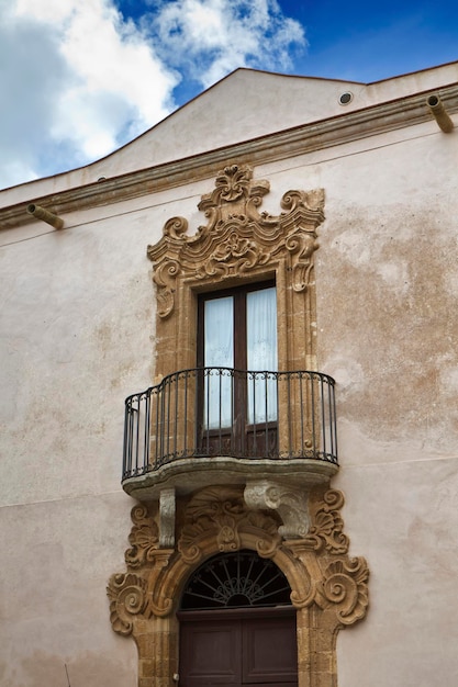 Italië, Sicilië, Erice (Trapani), barokke ornamenten op het balkon van een oud huis