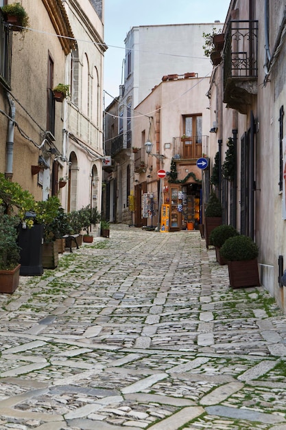 Italië, Sicilië, Erice (Trapani), geplaveide straat