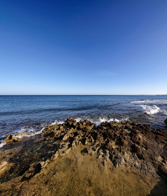 Italië, Sicilië, Ionische Zee, Marzamemi (provincie Siracusa), panoramisch uitzicht op de kustlijn