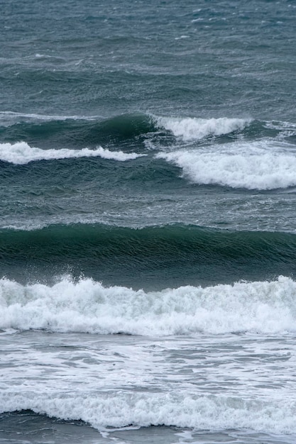 Foto italië, sicilië kanaal, ruige middellandse zee in de winter