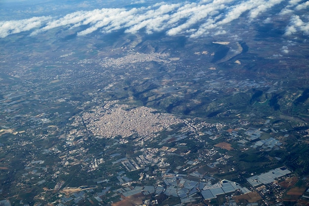 Italië, Sicilië, luchtfoto van het Siciliaanse platteland en de kleine stad Vittoria. Comiso op de achtergrond (provincie Ragusa)