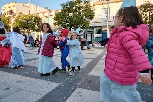 Italië, Sicilië, Marina di Ragusa (provincie Ragusa); 2 maart 2019, kinderen spelen voor carnaval op een centraal plein van de stad - REDACTIE